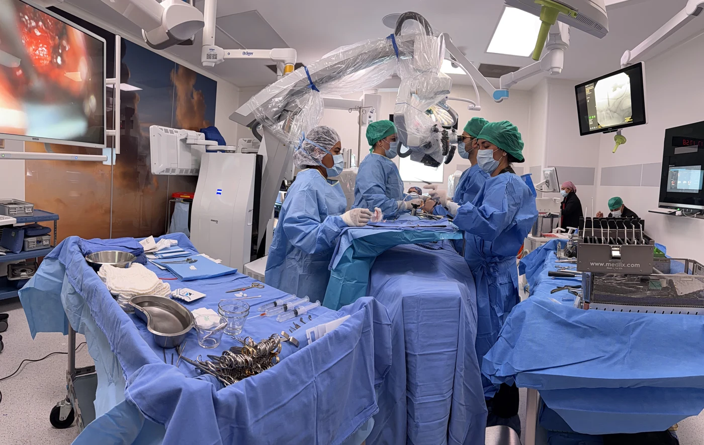 Cirugía de columna con microscopio quirúrgico y monitoreo neurofisiológico intraoperatorio — CICOVE, Ciudad de México