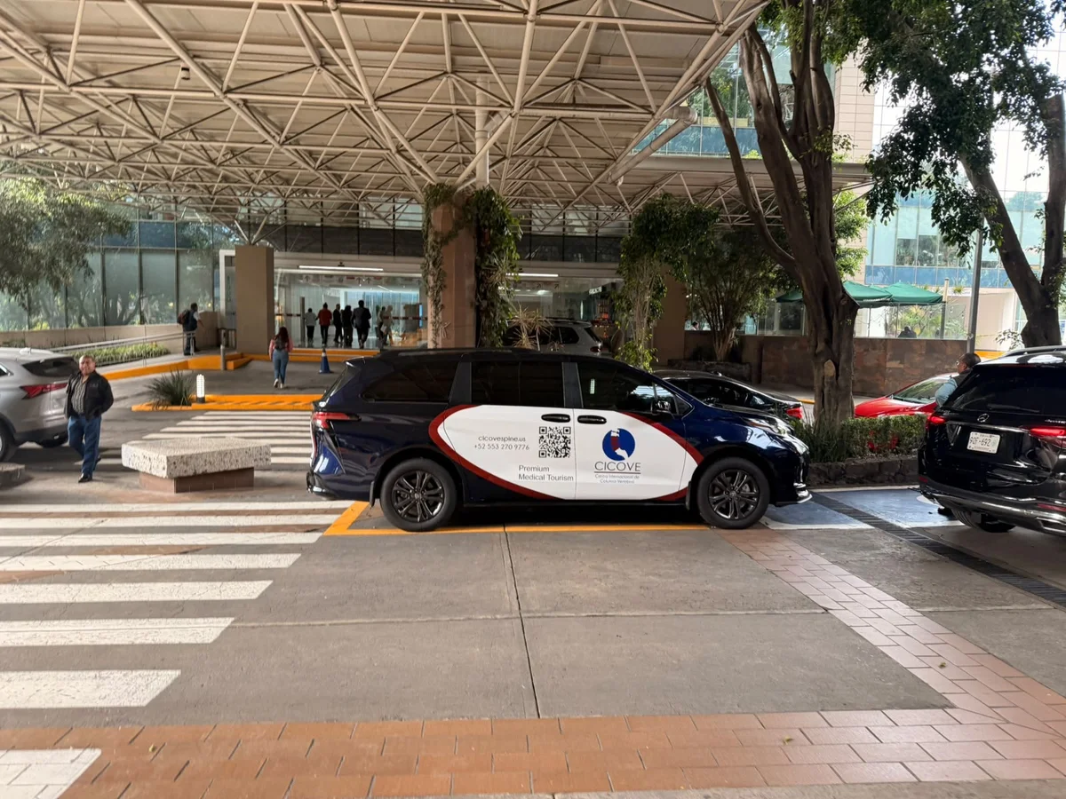 CICOVE shuttle frente al Hospital Ángeles del Pedregal — transporte privado para pacientes internacionales